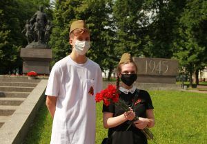 Школьники Иван Якунин и Ксения Мартынова (3) возложили цветы к памятнику. Фото: Наталия Нечаева, «Вечерняя Москва»