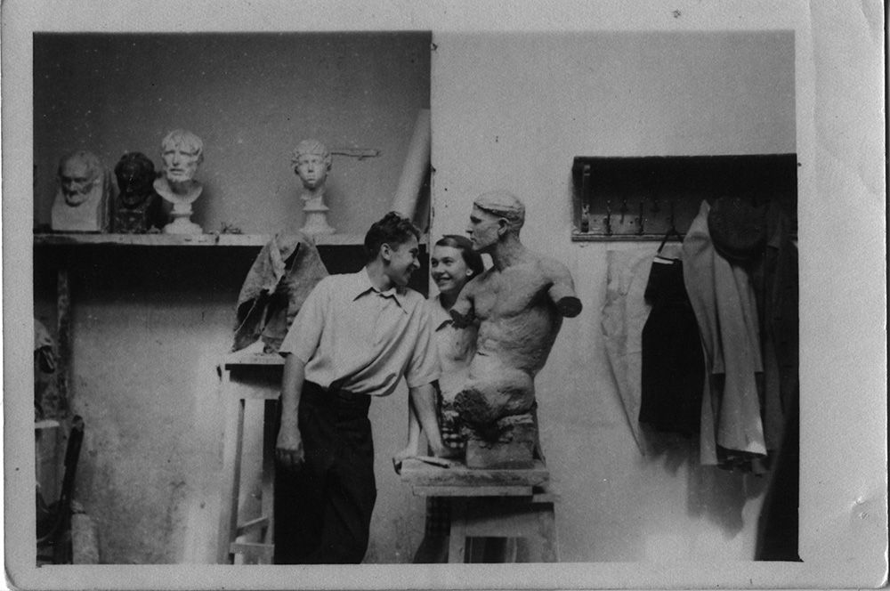 1949 год. Родители Александра Рукавишникова — скульпторы Иулиан и Ангелина, за год до рождения сына. Фото: DOM10.BULGAKOVMUSEUM.RU