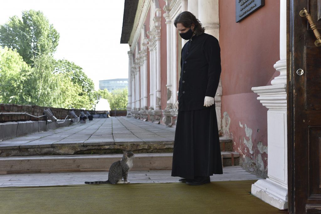 Фотофакт: Игумен Петр и братия монастыря рады всем посетителям, даже четырехлапым и усатым