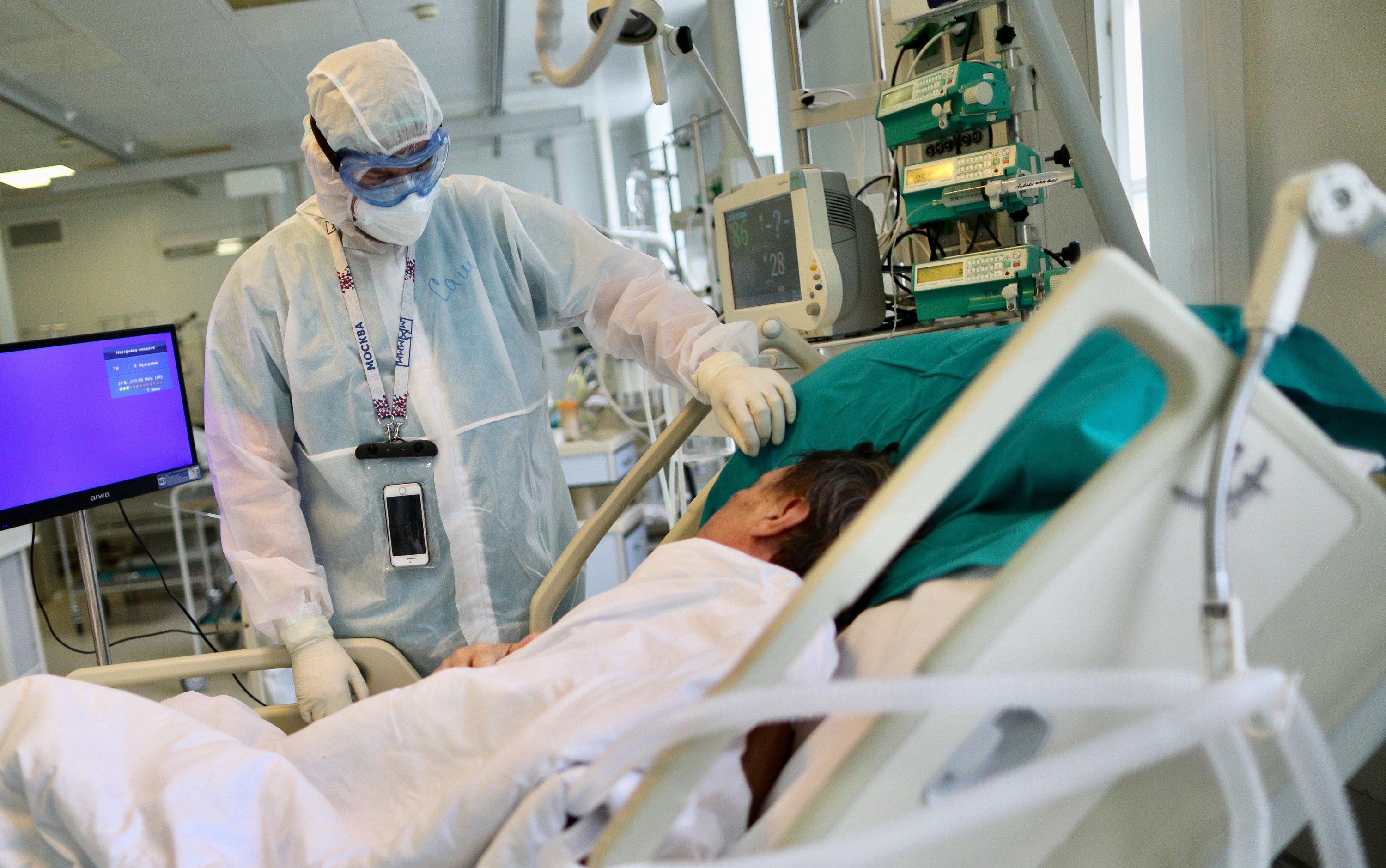 23 мая 2020 год. Сотрудник Первой Градской больницы имени Н. И. Пирогова проводит осмотр пациентов с диагнозом коронавирус. Фото: Агентство городских новостей «Москвы»