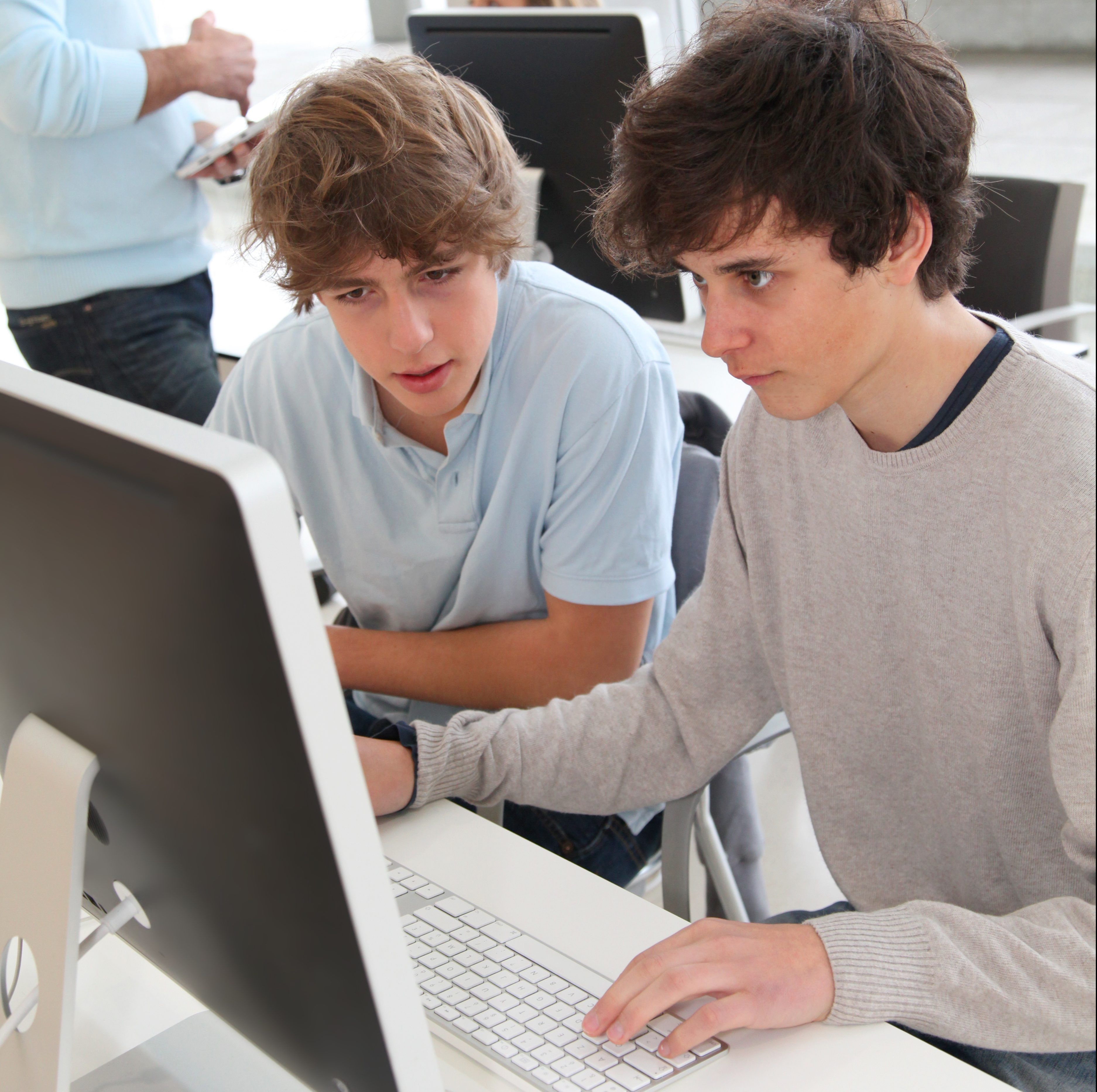 Во время онлайн-занятий подросткам расскажут о современных специальностях и полезных навыках. Фото: SHUTTERSTOCK