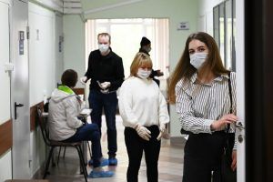 Врачи продолжают бороться с распространением инфекции. Фото: Алексей Орлов
