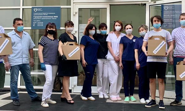 Волонтеры Центрального округа Москвы передали медикам продуктовые наборы