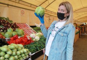 Москвичка Анна Панюкова выбирает овощи на ярмарке в районе Хамовники. Фото: Григорий Сысоев/ТАСС