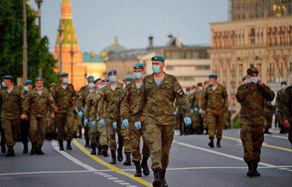 Фотофакт: военнослужащие на Тверской улице готовятся к репетиции парада