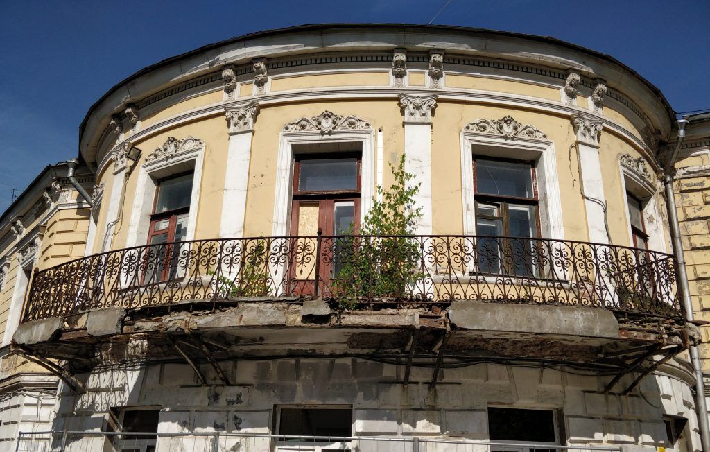 Старинный балкон в усадьбе Венедиктовых – Шнаубертов – Моносзона реконструируют