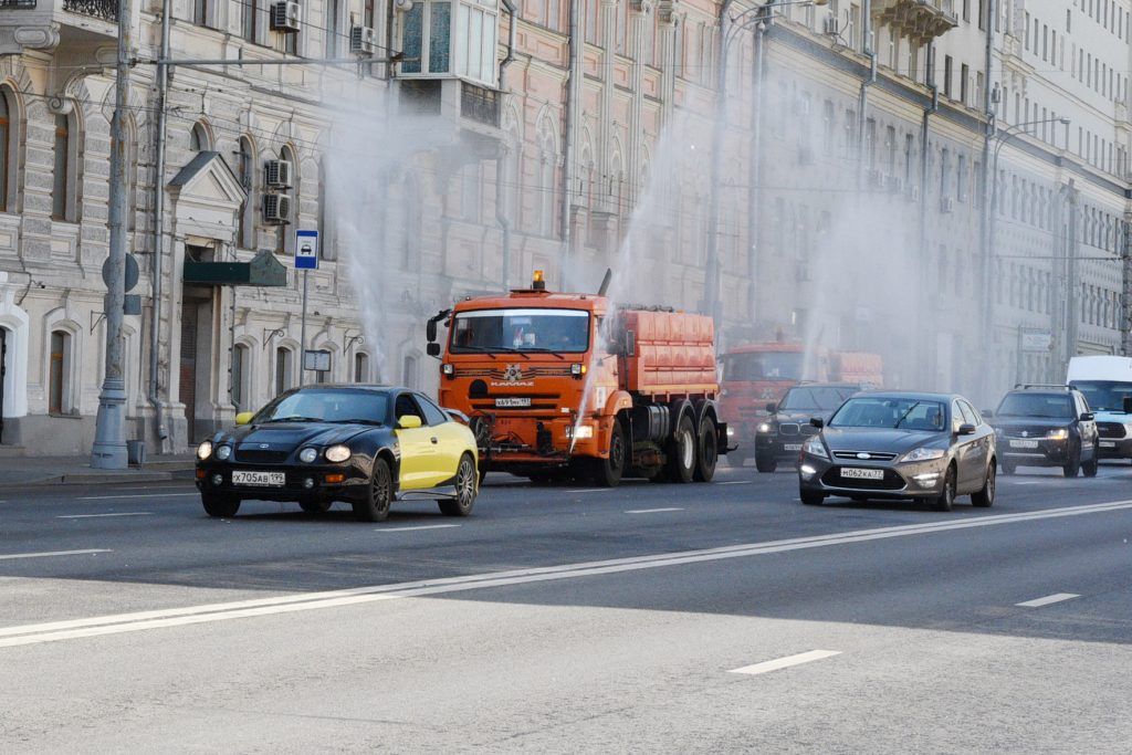 Коммунальщики начали чаще поливать Москву из-за жары