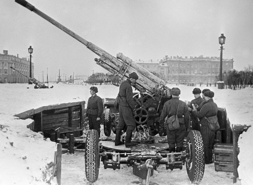 1942 год. Советские зенитчики готовят орудие к боюво время блокады Ленинграда. Фото: Борис, Кудояров, РИА НОВОСТИ 