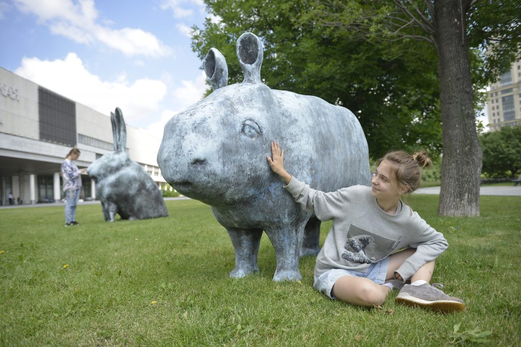 ОТОФАКТ: изящные скульптуры «Носорожек» и «Кролик» установили в Парке искусств «Музеон»