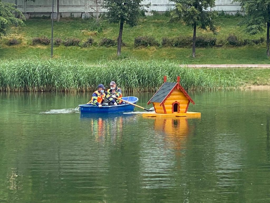 Домик для уток установили на Калитниковском пруду. Фото: Александр Казаков, «Вечерняя Москва»