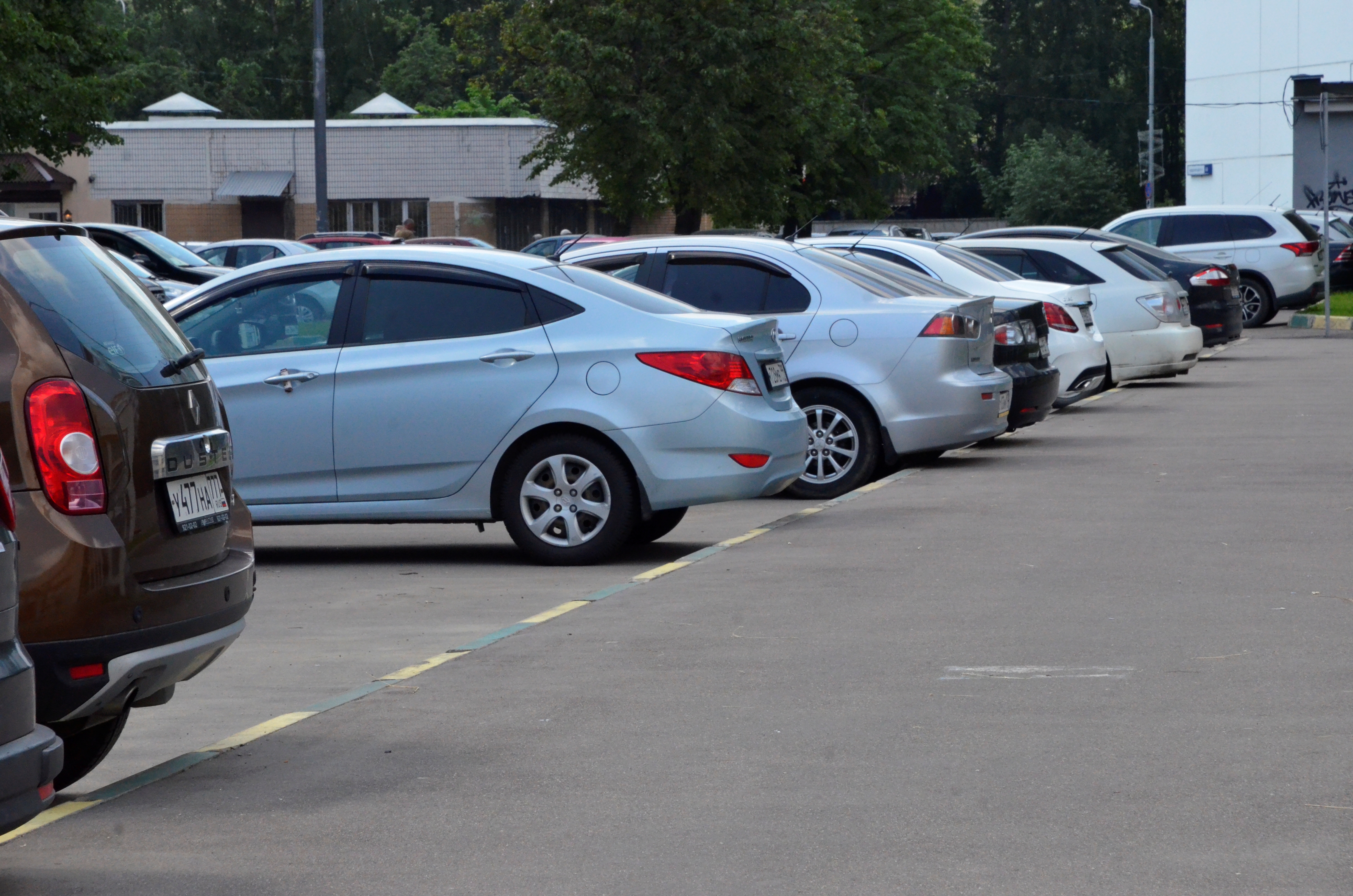 Напоминаем автомобилистам о старте периода продаж абонементов на парковки со шлагбаумом. Фото: Анна Быкова