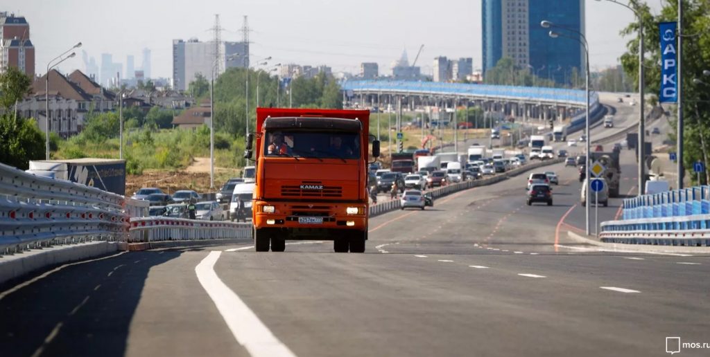 С 1 августа в ЦАО вступят в силу новые правила проезда грузовиков