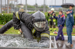 Столичные пожарные приняли участие в конкурсе по боевому развертыванию