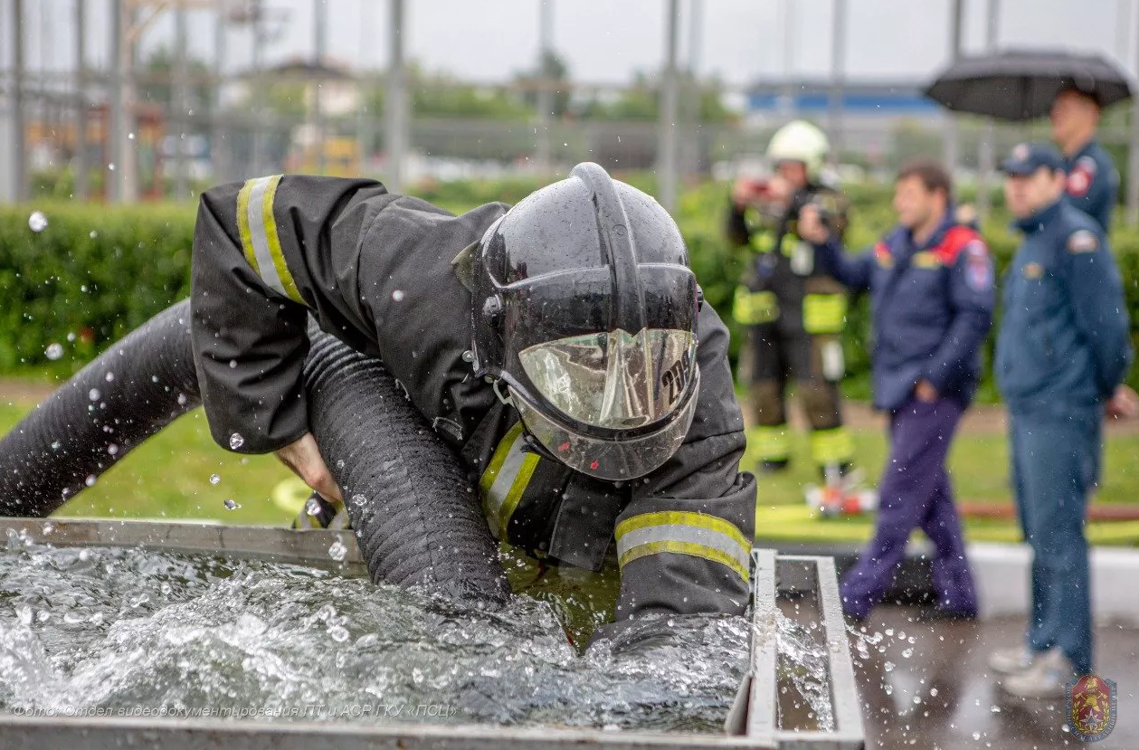 Столичные пожарные приняли участие в конкурсе по боевому развертыванию