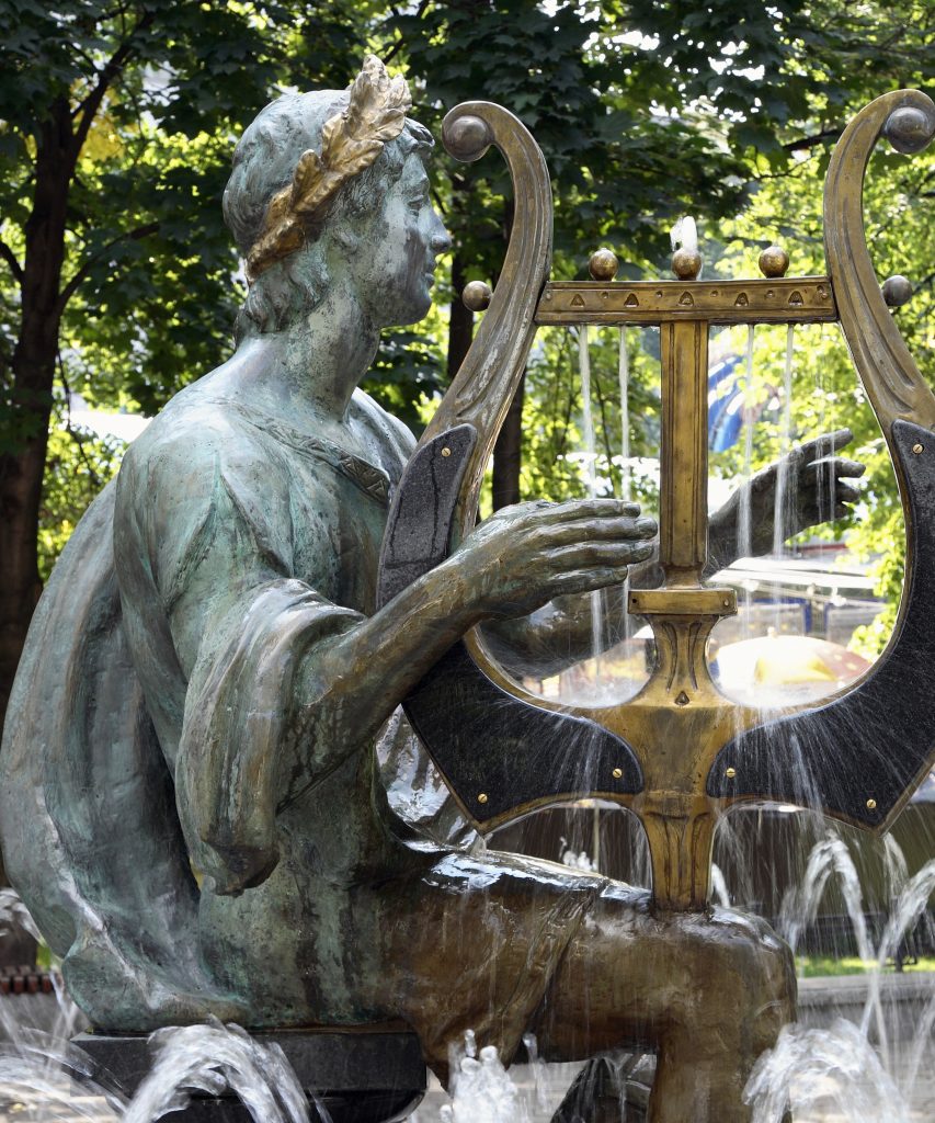 В саду «Аквариум» есть скульптураАполлона, играющего на лире. Фото: Юрий Артамонов, РИА НОВОСТИ