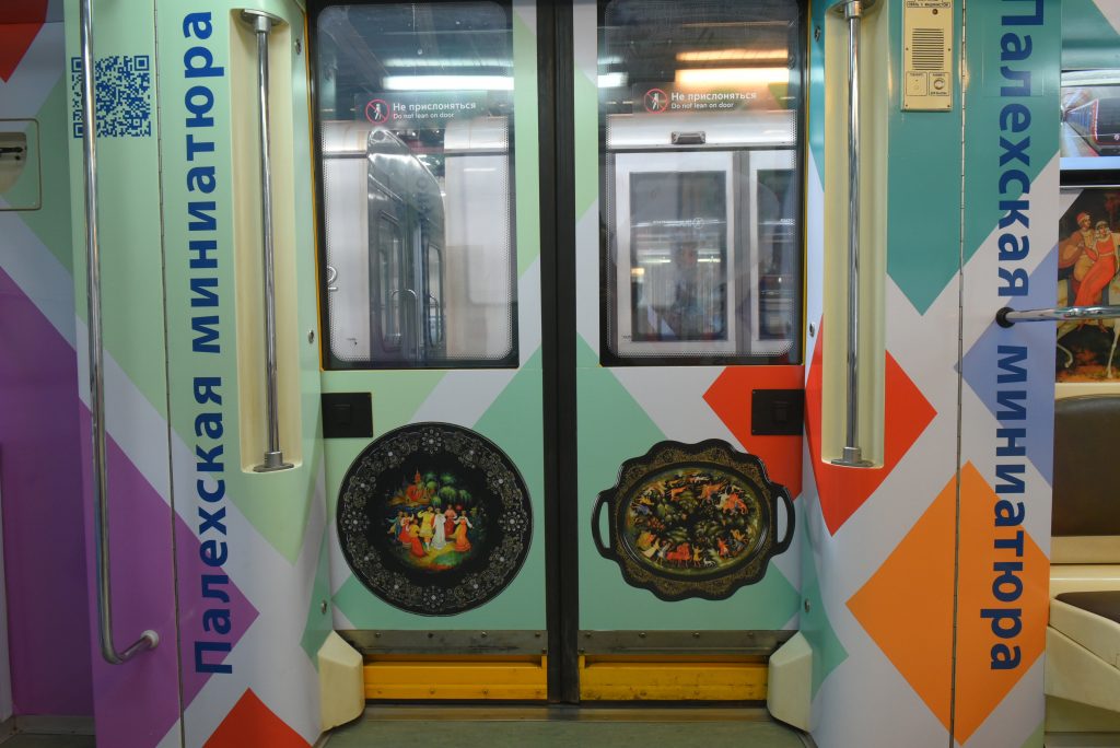 Дымковская игрушка и скопинская керамика: новый тематический поезд запустили в метро