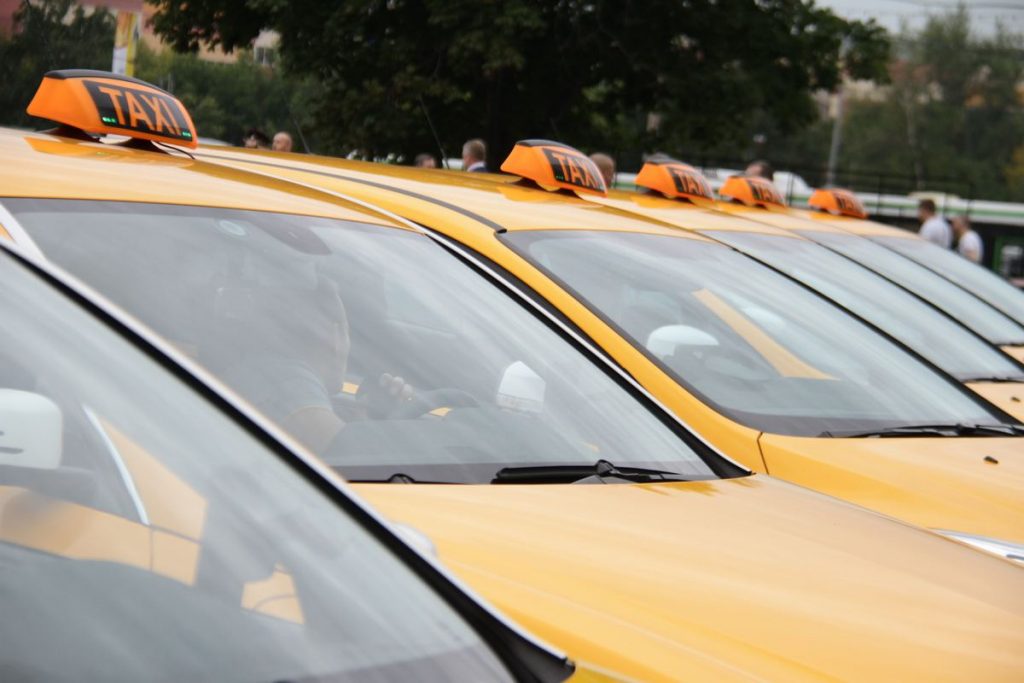 Москва запретит таксистам ездить по трем участкам выделенных полос