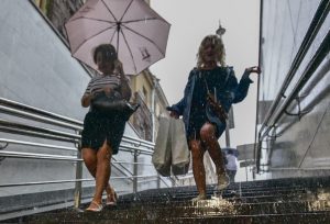 С собой на улицу рекомендуется взять зонт. Фото: Пелагия Замятина