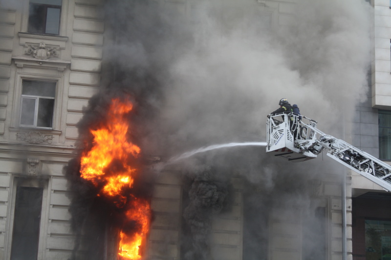 Крупный пожар ликвидировали московские огнеборцы в центре столицы