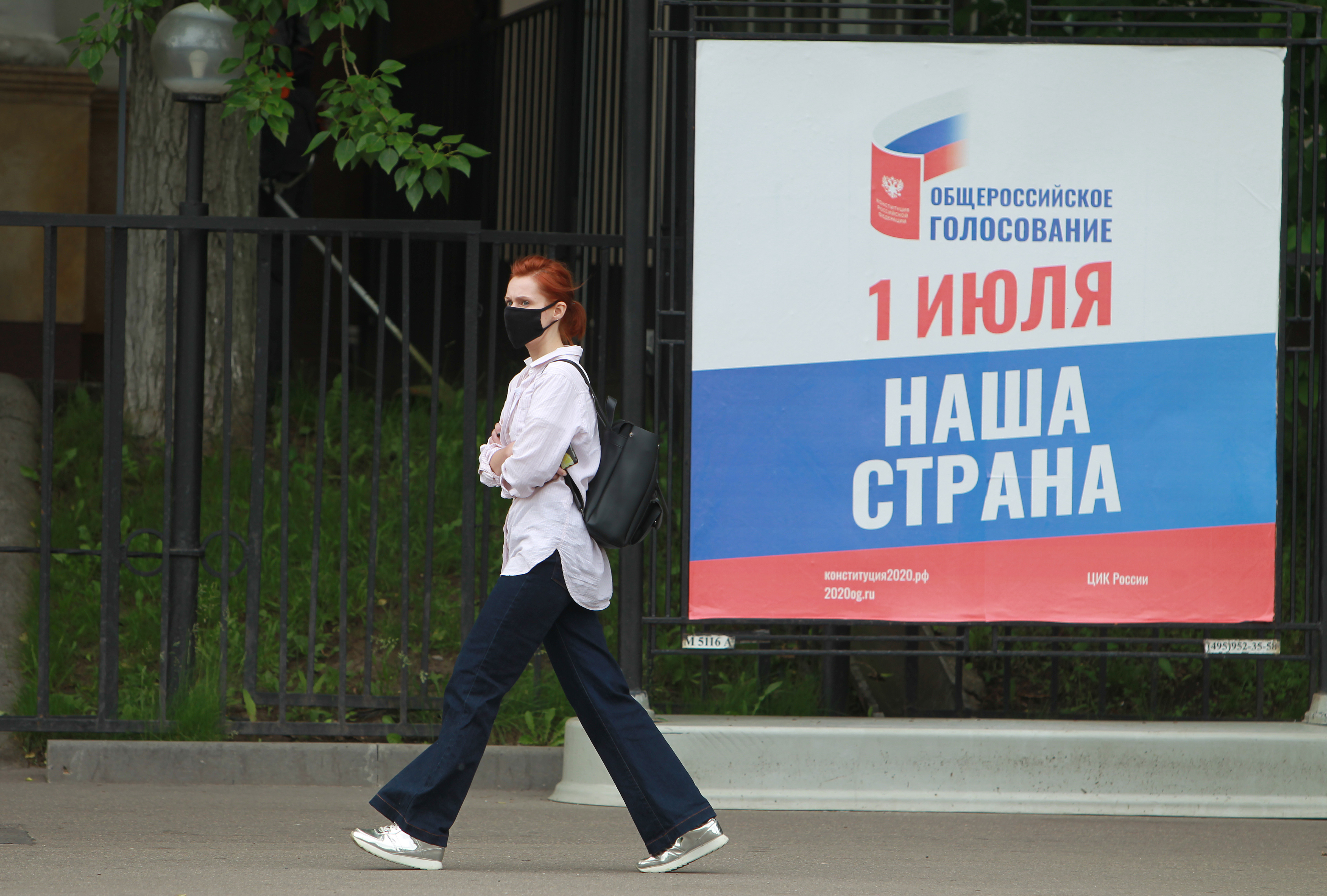 Соблюдение санитарных норм контролируют на участках для голосования. Фото: Наталия Нечаева, "Вечерняя Москва"