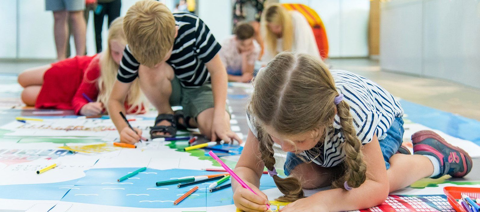 Цветной картон и ручка: сотрудники Музея Сергея Есенина научат ребят создавать книгу онлайн. Фото: сайт мэра Москвы