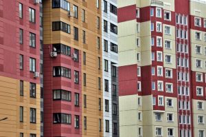 За первое полугодие в Москве заключено более 400 электронных договоров по продаже городской недвижимости. Фото: Анна Быкова