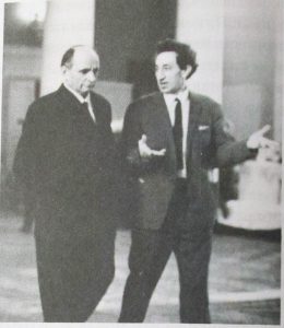  1954 год. Куклев беседует с 1-м министром радиоэлектронной промышленности СССР Валерием Калмыковым (слева). Фото: из семейного архива