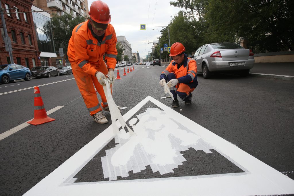 Московские дороги получили восемь тысяч знаков «Осторожно, дети!» к 1 сентября
