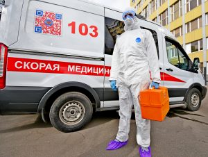 Медики по-прежнему защищают город от пандемии. Фото: Александр Кожохин