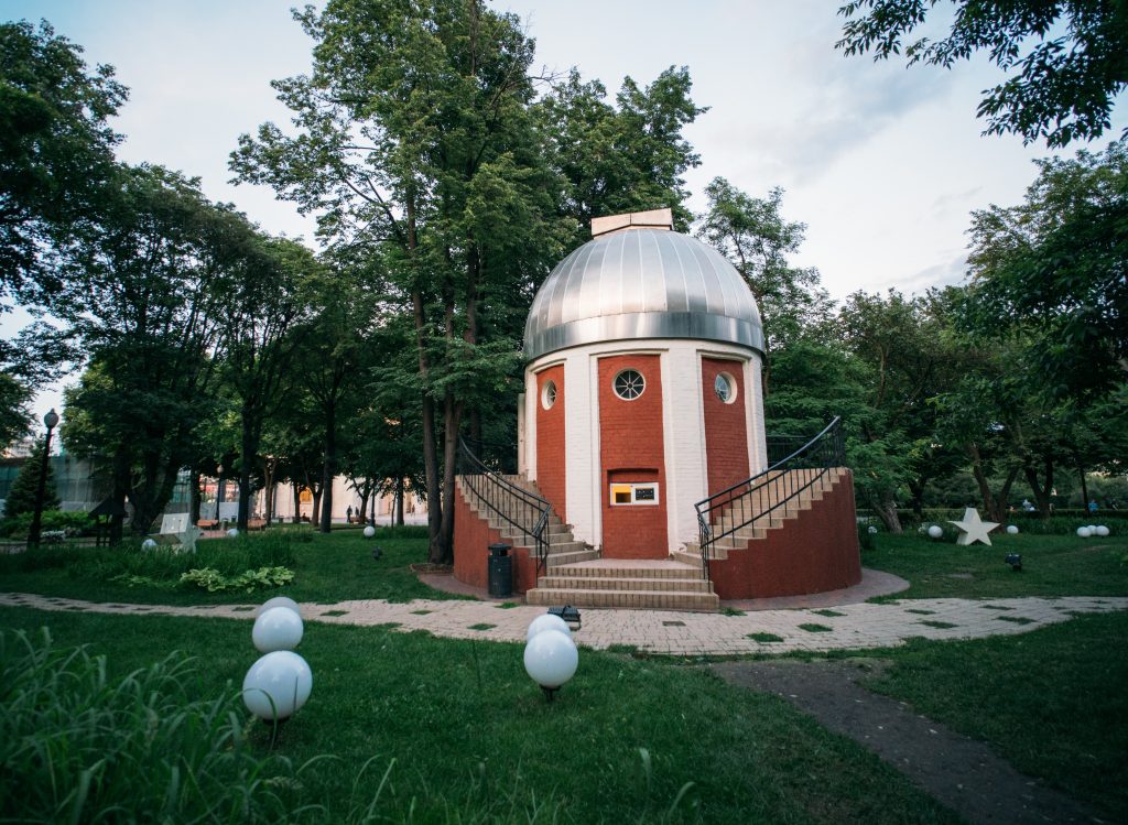 Народная обсерватория всегда пользовалась популярностью у жителей. Фото: Наталья Гарнелис/ТАСС