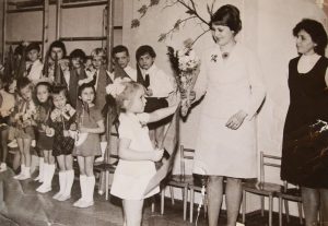 1978 год. Воспитанники детского сада № 554 поздравляют Валентину Семеновну с октябрьскими праздниками. Фото из личного архива