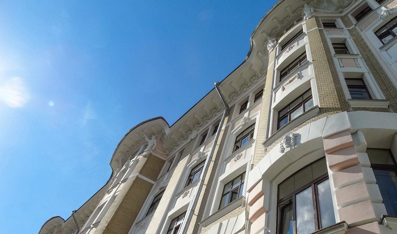 Промывку фасадов жилых домов осуществили по нескольким адресам в Басманном районе. Фото: сайт мэра Москвы
