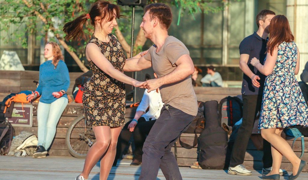 Москвичи изучат движения известных танцев и весело проведут время. Фото: сайт мэра Москвы