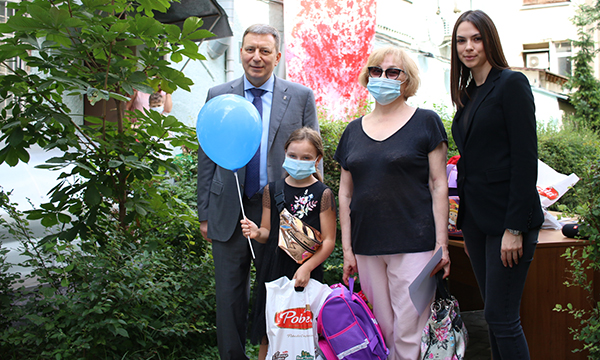 Дина Стоянова передала подарки к учебному году детям из многодетных и малоимущих семей ЦАО