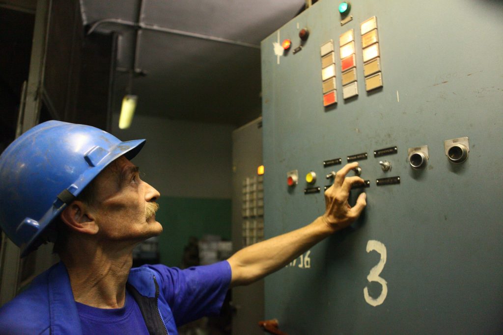 Лифтовое оборудование заменят в жилых домах Басманного района до конца лета. Фото: Павел Волков, «Вечерняя Москва»