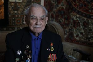 Евсей Яковлевич и в свои 99 лет продолжает работать в ветеранской организации. Фото Павел Волков, «Вечерняя Москва»