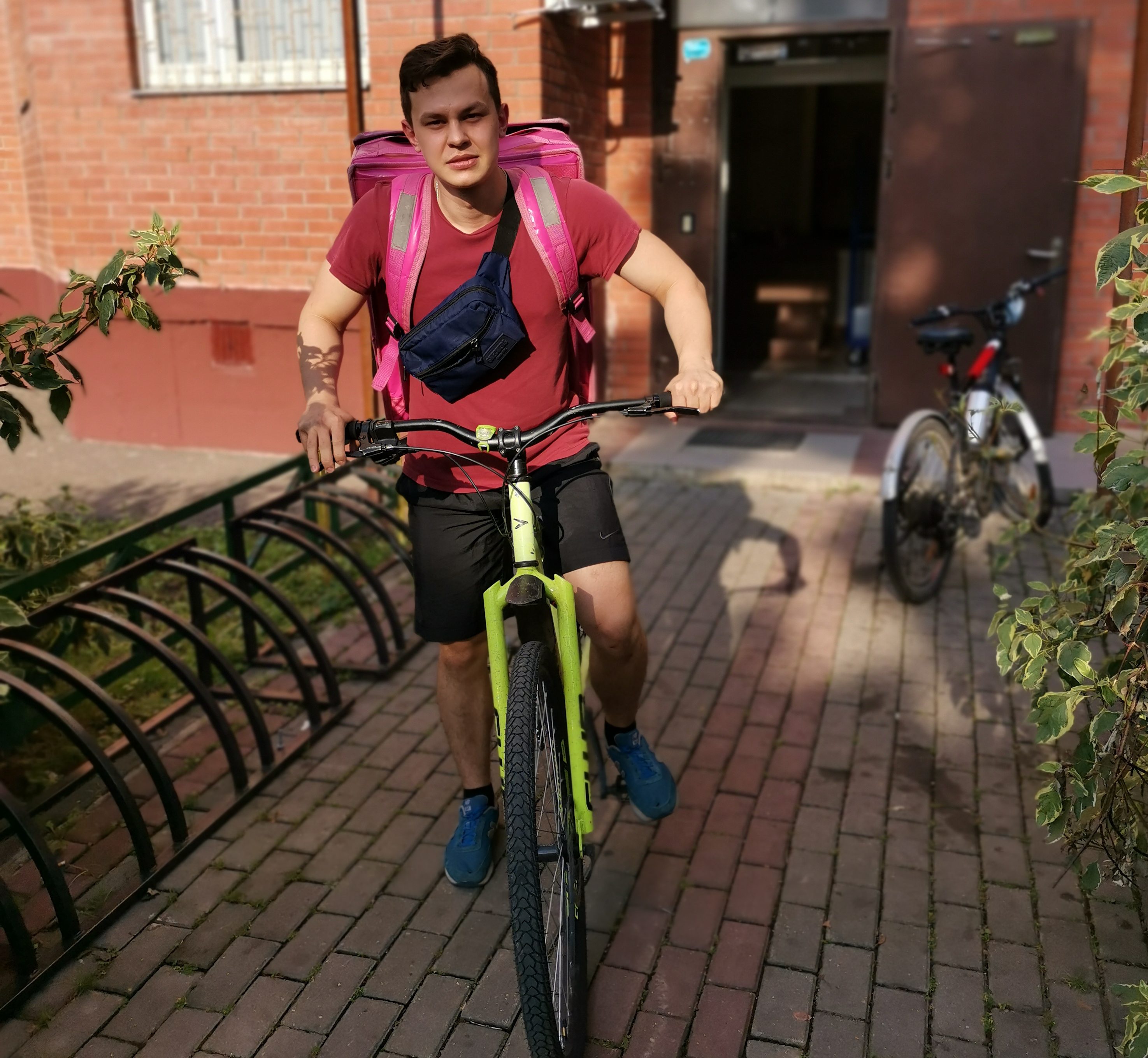 30 августа 2020 года. Курьер Никита Галанов каждый день наматывает на велосипеде в среднем по 30 километров. Фото: из личного архива