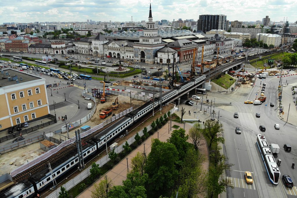 Первую арку возвели на Каланчевском путепроводе железной дороги в центре Москвы