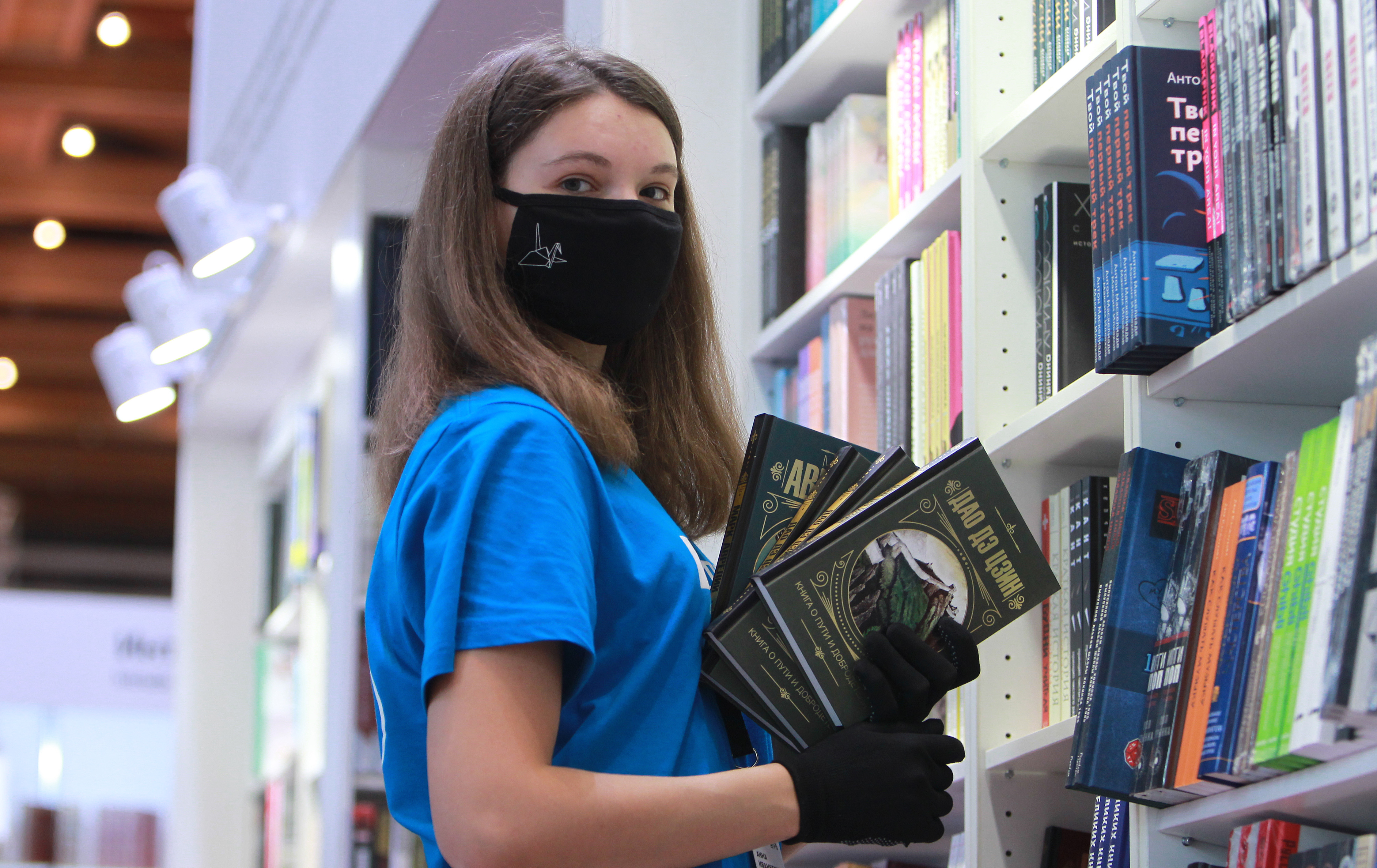 Эпидемиологическая безопасность в городе обеспечивается использованием масок и перчаток. Фото: Наталия Нечаева, «Вечерняя Москва»
