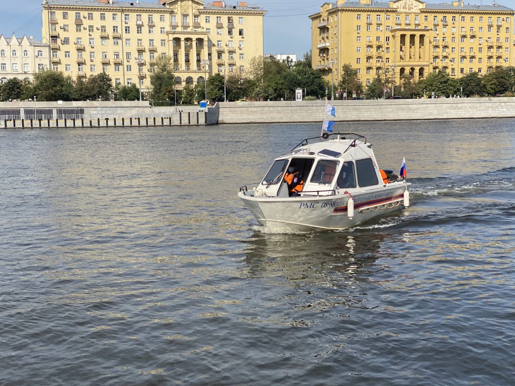 Сотрудники ПСС «Крымский мост» в выходные спасли человека из воды и вытащили автомобиль со дна Москва-реки