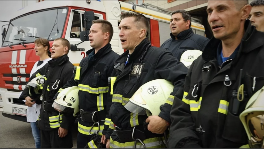 К Дню города московские пожарные и спасатели исполнили гимн столицы