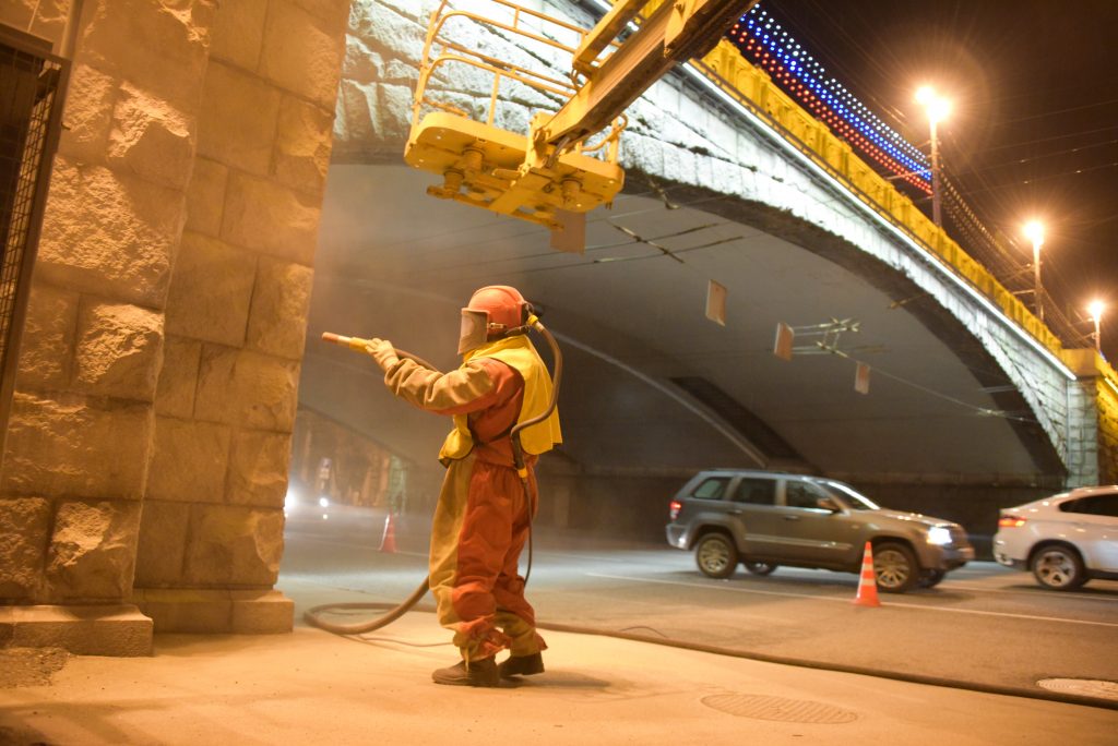 Роботов с гидромолотами выпустили на ремонт Большого каменного моста