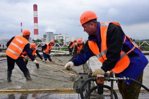 Строители трудятся между Ярославским и Дмитровским шоссе. Фото: Антон Гердо
