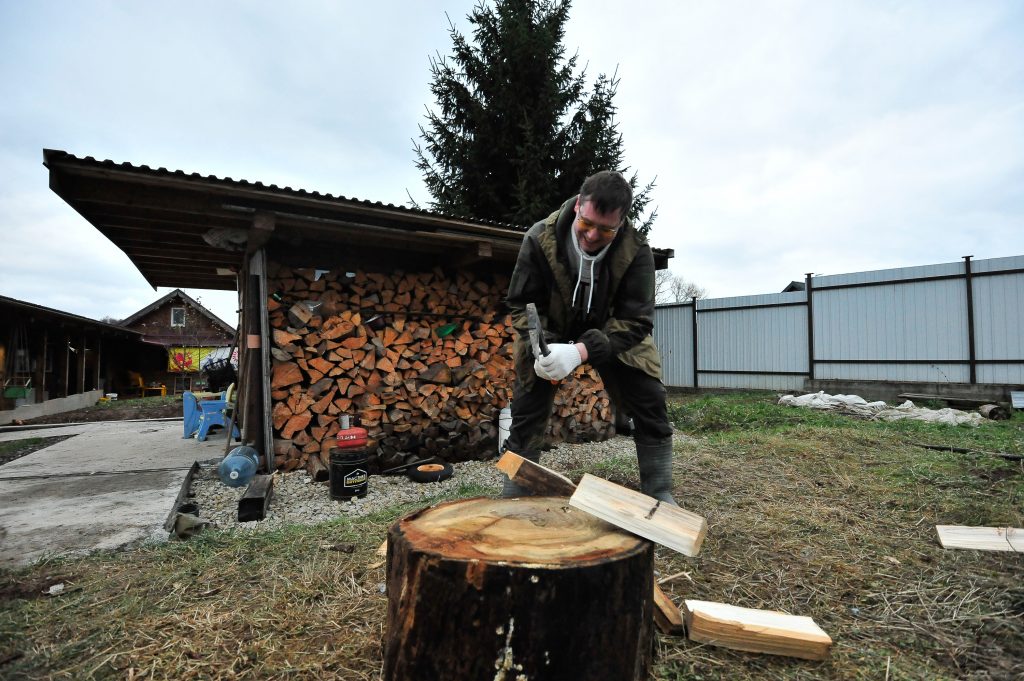 Доставлять дрова на дачи пенсионеров начали в Москве