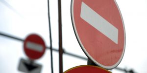 Водителям следует выполнять требования дорожных знаков. Фото: mos.ru