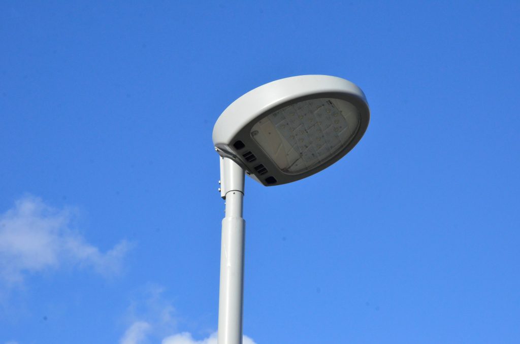 Элементы освещения приведут в порядок на баскетбольной площадке в Басманном районе 