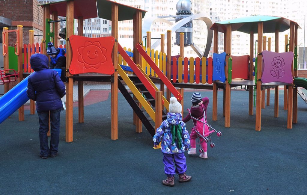 Резиновое покрытие обновят на детских площадках в Пресненском районе