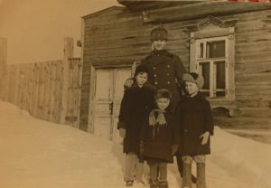 1942 год. Отец Станислава Аврор Панов с детьми Элеонорой, Валентином и Станиславом (слева направо). Фото: личный архив