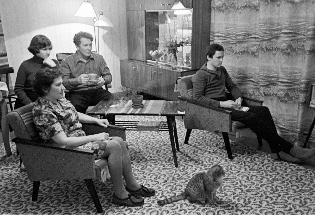 В советское время многие семьи проводили вечера у телевизора за просмотром фильмов. Родители пришли с работы, а дети сделали уроки — настает время кино. Фото: В. Никитин. РИА НОВОСТИ