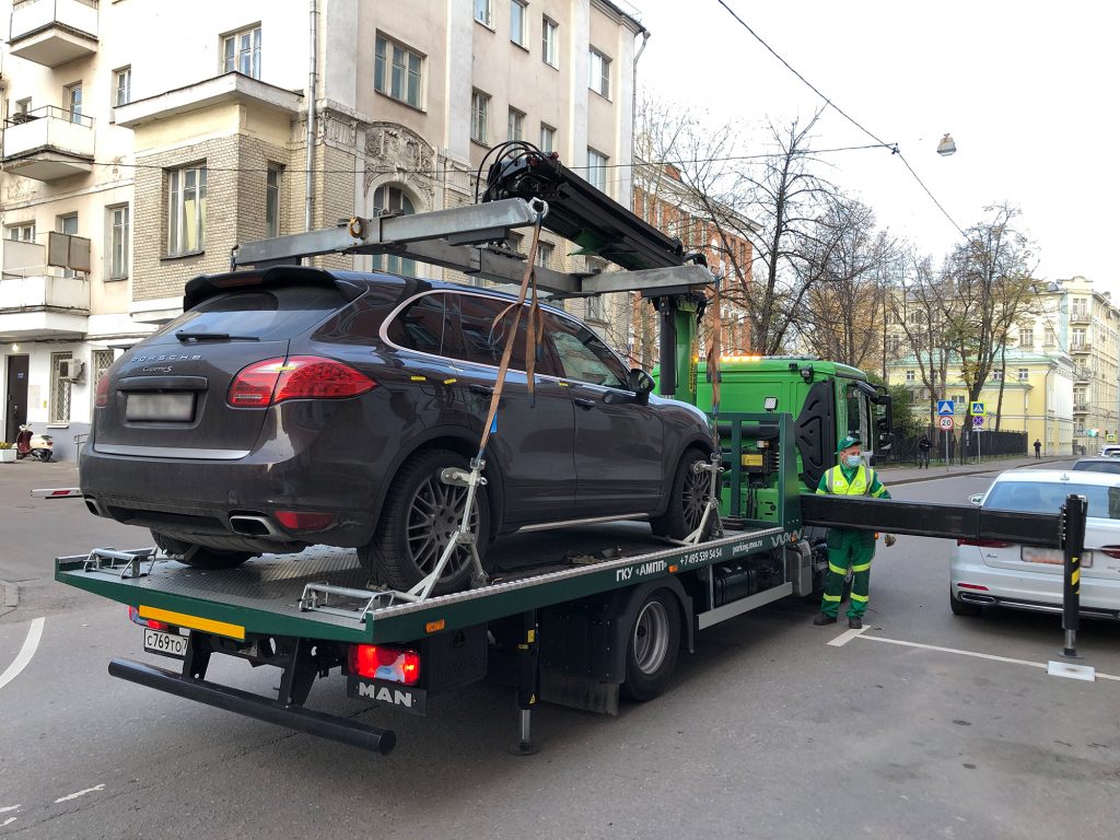 Автомобиль нарушителя задержали из-за долгов по штрафам за неоплату парковки на полмиллиона рублей